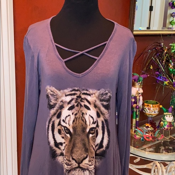 5/$15 Tiger Print Tunic. Long sleeve - Picture 5 of 7